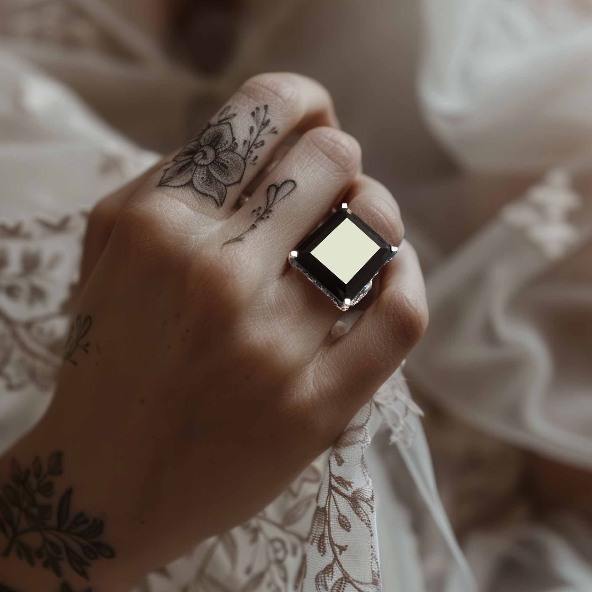 Cocktailring aus Silber und Onyx | Anima Messis Obscura