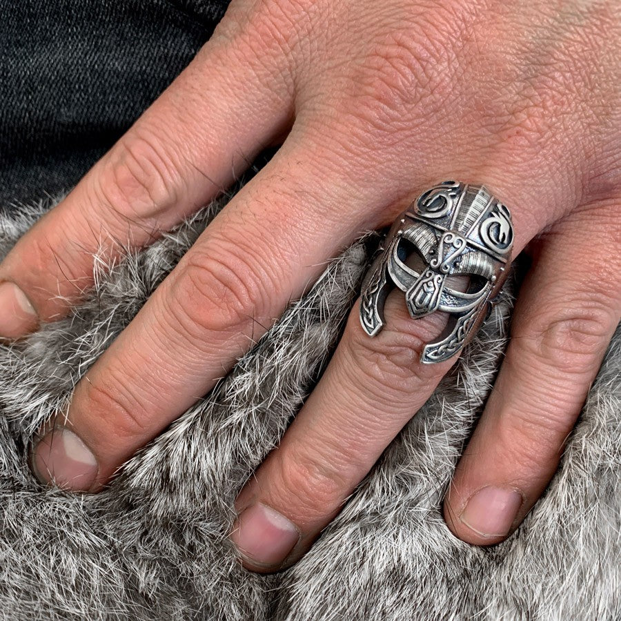 Bague Casque Viking en argent - Hjálmur Eivors - Bijou officiel Assassin's Creed Valhalla x Flibustier Paris