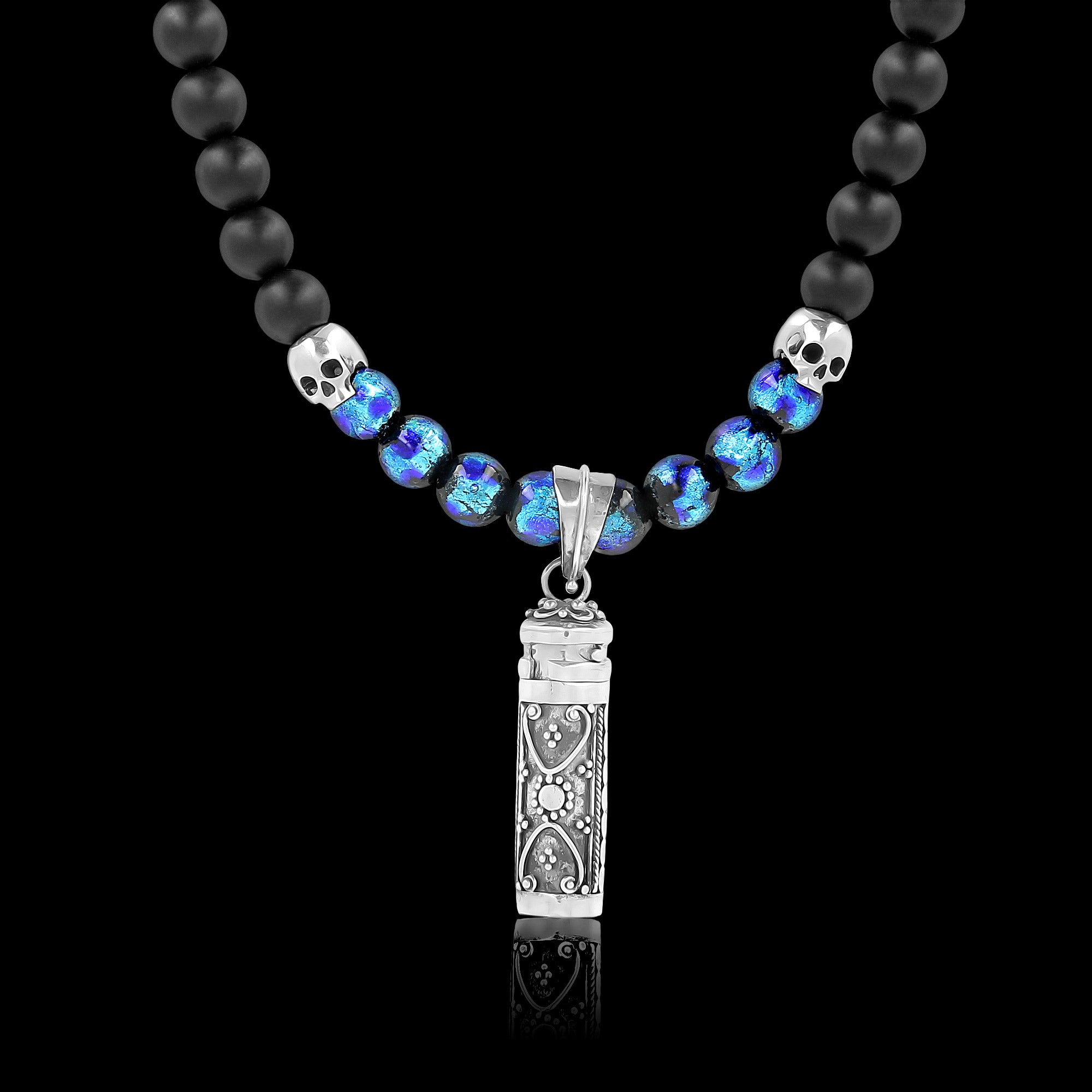 Leucosia - Lange Halskette aus Halbedelsteinen, Hotaru-Perlen und silbernen Totenköpfen