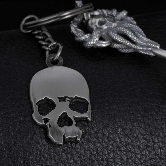 Jolly Roger Totenkopf-Schlüsselanhänger aus schwarzem Metall