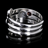 Intérieur de la bague Eternity avec un grenat rond serti visible à travers l'anneau