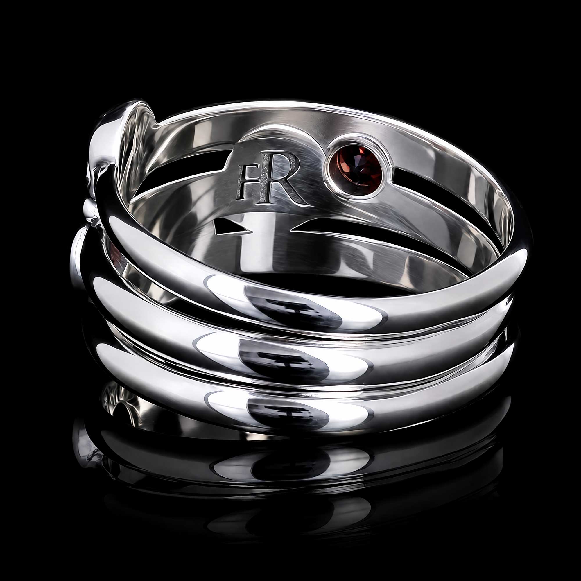 Intérieur de la bague Eternity avec un grenat rond serti visible à travers l'anneau
