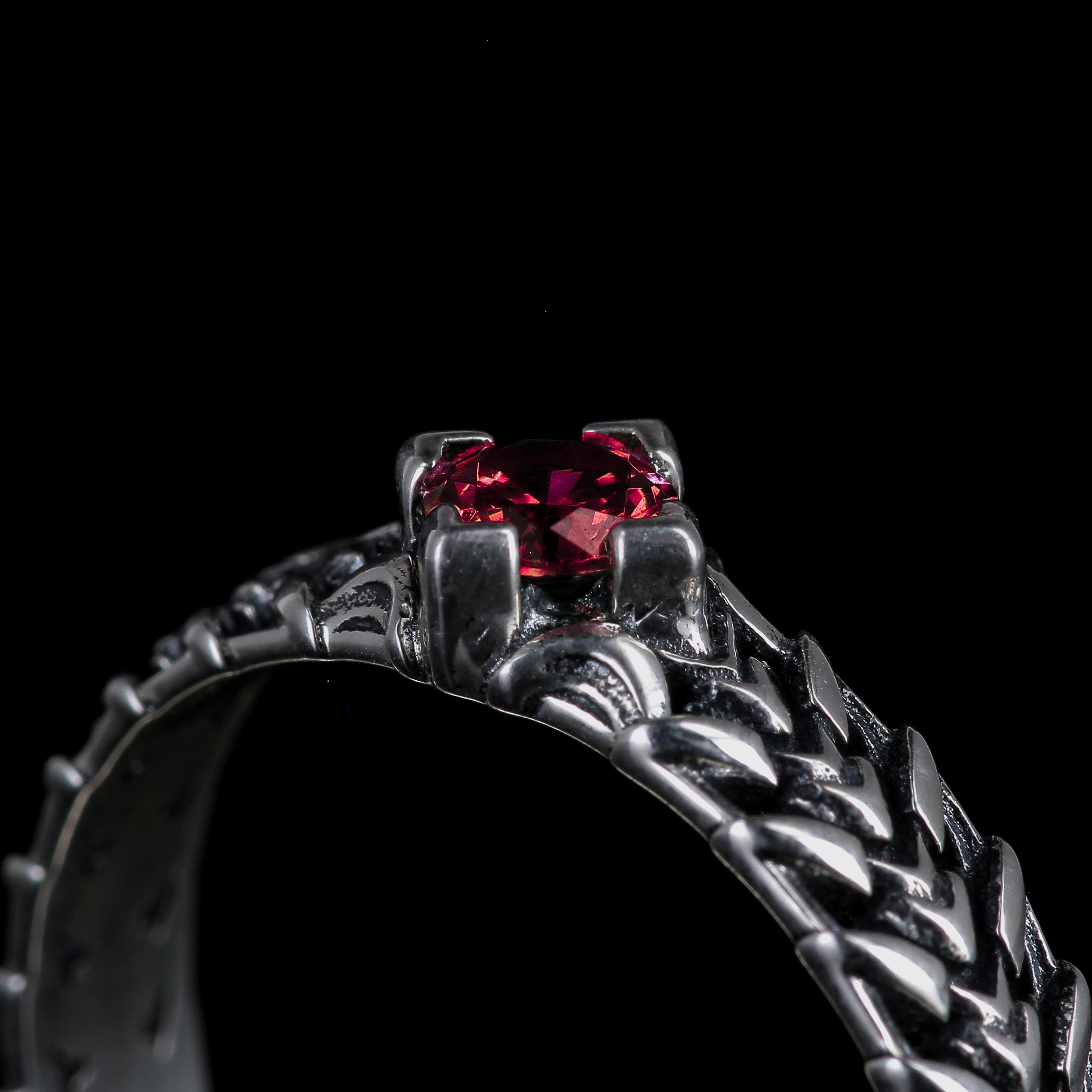 Dunkler Kronenrubin | Silberner und roter Zirkonia-Ring