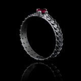 Sombre Couronne | Bague en argent et Rubis