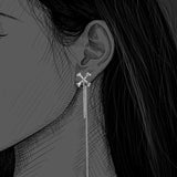 Emeraldas | Boucle d'oreille crossbones avec chaîne pendante